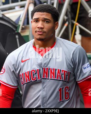 Cincinnati Reds dritte Basis Noelvi Marte (16) im Dugout, nachdem sie beim siebten Inning der Pittsburgh Pirates 4-3 im PNC Park am Sonntag, den 25. August 2024 in Pittsburgh einen Treffer erzielt hatten. Foto von Archie Carpenter/UPI Stockfoto