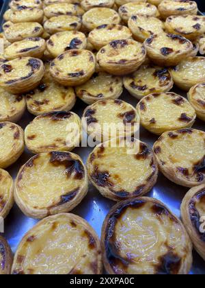 Pastell de Nata (Creme Tart) zum Verkauf, Lissabon, Portugal. Stockfoto