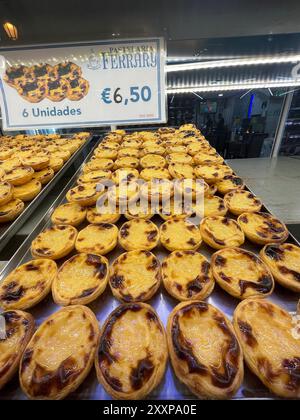 Pastell de Nata (Creme Tart) zum Verkauf, Lissabon, Portugal. Stockfoto
