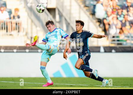 Chester, Pennsylvania, USA. 25. August 2024: Philadelphia Union Mittelfeldspieler Quinn Sullivan (33) und Colorado Rapids Defender Sam Vines (3) kämpfen um den Ball während der zweiten Hälfte eines Liga-Cup-Spiels im Subaru Park in Chester, Pennsylvania. Kyle Rodden/CSM Credit: CAL Sport Media/Alamy Live News Stockfoto