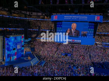 CHICAGO, Illinois – 21. August 2024: Tim Walz, der für den demokratischen Vizepräsidenten nominiert wurde, spricht über die Demokratische Nationalversammlung 2024 im United Center. Stockfoto