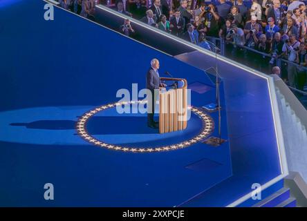 CHICAGO, Illinois – 21. August 2024: Tim Walz, der für den demokratischen Vizepräsidenten nominiert wurde, spricht über die Demokratische Nationalversammlung 2024 im United Center. Stockfoto