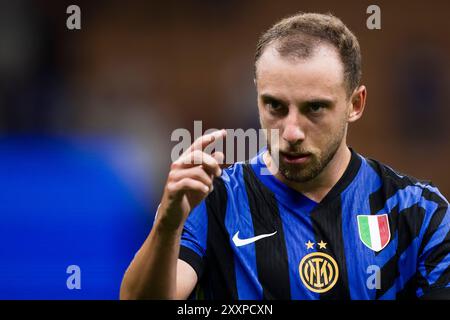 Mailand, Italien. August 2024. Carlos Augusto vom FC Internazionale gibt am Ende des Fußballspiels der Serie A zwischen dem FC Internazionale und US Lecce Gesten aus. Quelle: Nicolò Campo/Alamy Live News Stockfoto