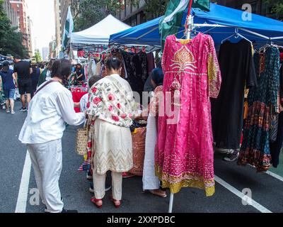 New York, New York, USA. August 2024. Frauen, die traditionelle Kleidung tragen, sehen sich auf einer pakistanischen Straßenmesse Kleidung an. Die Pakistan Independence Day Parade fand heute auf der Madison Avenue statt, beginnend am 38. Und endet in der 23. Straße, Madison Square Park, Manhattan. Die Feier erinnert an Pakistans Emanzipation und Unabhängigkeit vom Vereinigten Königreich und erklärte am 14. August 1947 zum souveränen Staat. Quelle: ZUMA Press, Inc./Alamy Live News Stockfoto