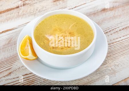 Traditionelle türkische Küche hausgemachte Hähnchensuppe, zubereitet mit Vermicelli (Nudeln) und Gemüse in einer weißen Schüssel. Stockfoto