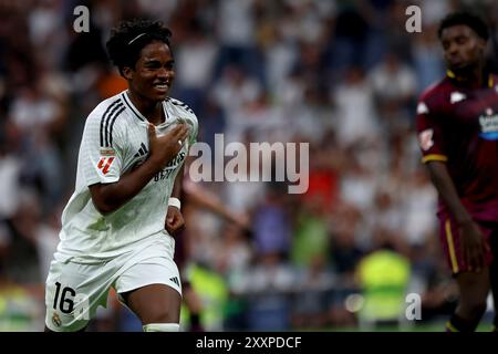 Madrid, Spanien. August 2024. Madrid, Spanien; 08.25.2024.- Spieler Endrick Felipe erzielt Real Madrid das dreizehnte Tor und sein erstes Spiel im Satiago Bernabeu Stadion Real Madrid gegen Real Valladolid Spieltag 2 der Spanischen Fußballliga. Endpunktzahl 3-0 mit Toren von Federico Valverde 50', Brahim Díaz 88' und Endrick Felipe 90' 6'. Das erste Spiel spielte Mbappe im Santiago Bernabéu, ebenso Endrick, der in diesem Stadion sein erstes Tor erzielte. Vermerk: Juan Carlos Rojas/dpa/Alamy Live News Stockfoto