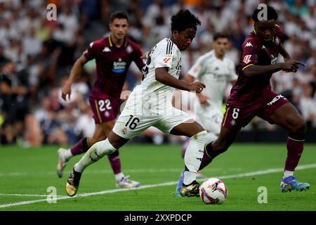 Madrid, Spanien. August 2024. Madrid, Spanien; 08.25.2024.- Spieler Endrick Felipe erzielt Real Madrid das dreizehnte Tor und sein erstes Spiel im Satiago Bernabeu Stadion Real Madrid gegen Real Valladolid Spieltag 2 der Spanischen Fußballliga. Endpunktzahl 3-0 mit Toren von Federico Valverde 50', Brahim Díaz 88' und Endrick Felipe 90' 6'. Das erste Spiel spielte Mbappe im Santiago Bernabéu, ebenso Endrick, der in diesem Stadion sein erstes Tor erzielte. Vermerk: Juan Carlos Rojas/dpa/Alamy Live News Stockfoto