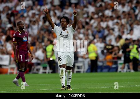 Madrid, Spanien. August 2024. Madrid, Spanien; 08.25.2024.- Spieler Endrick Felipe erzielt Real Madrid das dreizehnte Tor und sein erstes Spiel im Satiago Bernabeu Stadion Real Madrid gegen Real Valladolid Spieltag 2 der Spanischen Fußballliga. Endpunktzahl 3-0 mit Toren von Federico Valverde 50', Brahim Díaz 88' und Endrick Felipe 90' 6'. Das erste Spiel spielte Mbappe im Santiago Bernabéu, ebenso Endrick, der in diesem Stadion sein erstes Tor erzielte. Vermerk: Juan Carlos Rojas/dpa/Alamy Live News Stockfoto