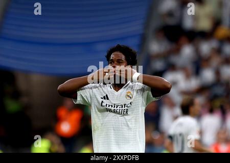 Madrid, Spanien. August 2024. Madrid, Spanien; 08.25.2024.- Spieler Endrick Felipe erzielt Real Madrid das dreizehnte Tor und sein erstes Spiel im Satiago Bernabeu Stadion Real Madrid gegen Real Valladolid Spieltag 2 der Spanischen Fußballliga. Endpunktzahl 3-0 mit Toren von Federico Valverde 50', Brahim Díaz 88' und Endrick Felipe 90' 6'. Das erste Spiel spielte Mbappe im Santiago Bernabéu, ebenso Endrick, der in diesem Stadion sein erstes Tor erzielte. Vermerk: Juan Carlos Rojas/dpa/Alamy Live News Stockfoto