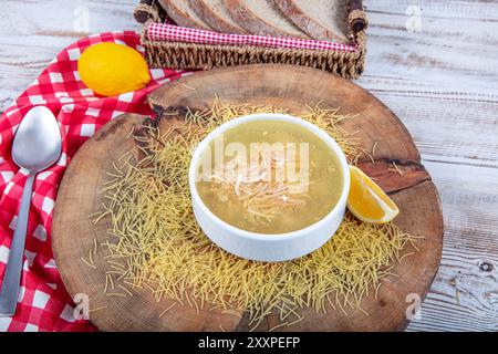 Traditionelle türkische Küche hausgemachte Hähnchensuppe, zubereitet mit Vermicelli (Nudeln) und Gemüse in einer weißen Schüssel. Stockfoto