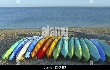 Bunte Kajaks am Strand bunte Boote am Meer Stockfoto