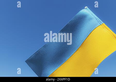 Große zweifarbige gelb-blaue ukrainische Staatsflagge, nationales Symbol flattert, winkt im Wind gegen den blauen Himmel an sonnigen Tagen. Kiew Stadt, Hauptstadt von Ukrain Stockfoto