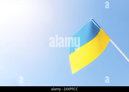 Große zweifarbige gelb-blaue ukrainische Staatsflagge, nationales Symbol flattert, winkt im Wind gegen den blauen Himmel an sonnigen Tagen. Kiew Stadt, Hauptstadt von Ukrain Stockfoto