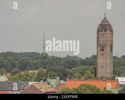 Stadtbild dominiert von einem hohen Kirchturm und umgeben von Grün, trelleborg, schweden, ostsee, skandinavien Stockfoto