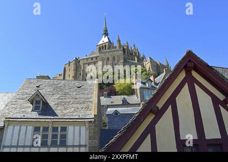 Häuser und die Abtei Mont-Saint-Michel, Frankreich, Europa Stockfoto