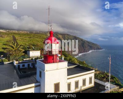 Luftbild mit drohne von Ponta do Pargo Leuchtturm mit Bergen im Hintergrund auf Madeira Stockfoto