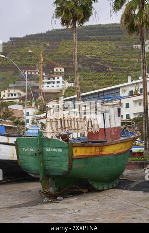 Fischerboot Sa Carneiro mit Kabeljau trocknen Stockfoto