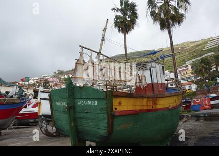 Fischerboot Sa Carneiro mit Kabeljau trocknen Stockfoto