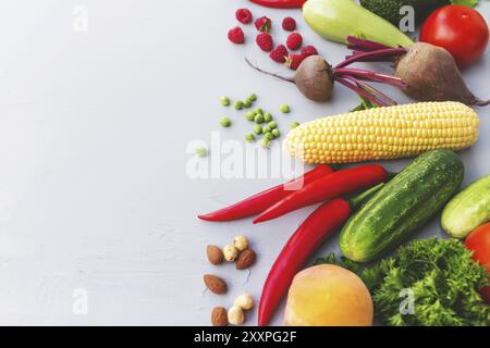 Flach legen mit verschiedenen Gemüse, Früchten, Beeren, Nüssen, Gewürzen, Kräuter, Olivenöl. Bereich für Textbereich kopieren. Gemüse auf grauem Betonboden Stockfoto