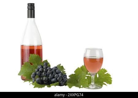 Rosenwein mit roten Dornfelder-Trauben und Weinblättern auf weiß Stockfoto