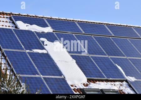 Solarmodule mit Schnee im Winter, Solarmodule im Winter mit Schnee Stockfoto