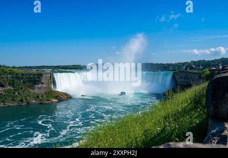 Niagarafälle, Kanada - 15. Juni 2024: Tour Boot nähert sich den Wasserfällen mit Copy-Space Stockfoto