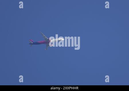 Airbus-Flugzeuge von Wizz Air Airlines fliegen über einen blauen Himmel, England, Großbritannien, Europa Stockfoto