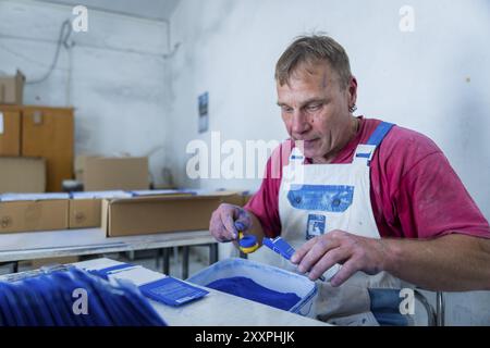 Schindlers blaue Farbfabrik befindet sich direkt an der Zwickauer Mulde und gehört zum Zschorlau-Bezirk Albernau im Sächsischen Erzgebirge Stockfoto