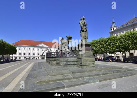 Klagenfurt mit Lindwurmbrunnen und Neuem Rathaus. Neues Rathaus und Lindwurmbrunnen in Klagenfurt, Österreich, Europa Stockfoto