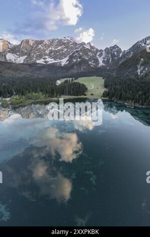 Luftaufnahme des Lago Fusine mit dem Mangart-Massiv im Hintergrund, Tarvisio, Provinz Udine, Italien, Europa Stockfoto