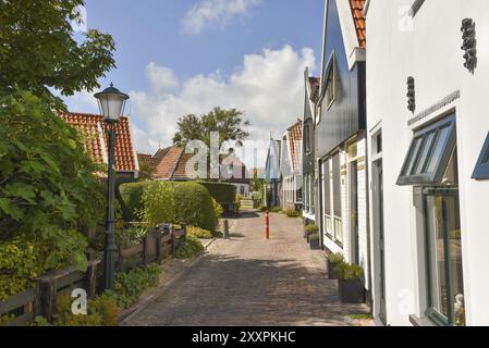 Oudeschild, Niederlande. August 2022. Die Fischerhütten von Oudeschild, einem Dorf auf der Insel Texel Stockfoto