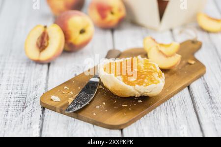 Hausgemachte Peach Jam auf einem Holztisch als detaillierte Nahaufnahme, selektiver Fokus Stockfoto