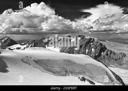 Blick über den Suottasj-Gletscher nach NIAC, Suottasjtjahkka und AKKA-Massiv, Sarek-Nationalpark, Weltkulturerbe Laponien, Norrbotten, Lappland, Schweden Stockfoto