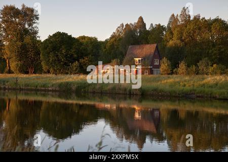 Typische niederländische Farm in der Nähe des Wassers am frühen Morgen Stockfoto