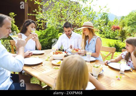 Abendessen mit der Familie Auswahl an italienischen Gerichten auf hölzernen Tisch im Garten. Nahaufnahme Stockfoto