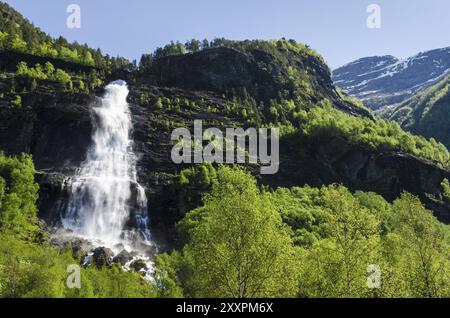 Wasserfall, Fortundalen (Fortunsdalen), Sogn og Fjordane Fylke, Norwegen, Mai 2012, Europa Stockfoto