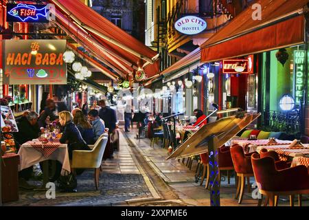 ISTANBUL, TÜRKEI, 24. April 2017: Restaurants sind eine großartige touristische Attraktion und ein wichtiger Teil des Nachtlebens in der Nachbarschaft von Sultan Ahmed Mo Stockfoto
