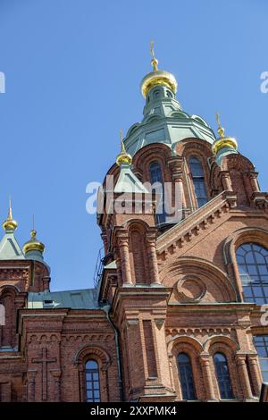 Türmender Kirchturm mit grünen Kuppeln und goldenen Türmen unter klarem Himmel, Helsinki, Finnland, Europa Stockfoto