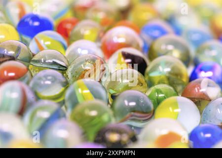 Viele bunte Glasmarmoren Format-Füllung mit verschwommenen Bereichen als Hintergrund Stockfoto