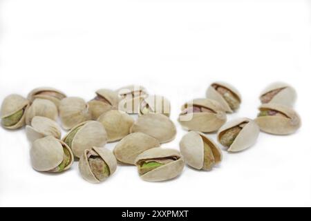 Pistazien auf weißem Hintergrund Stockfoto