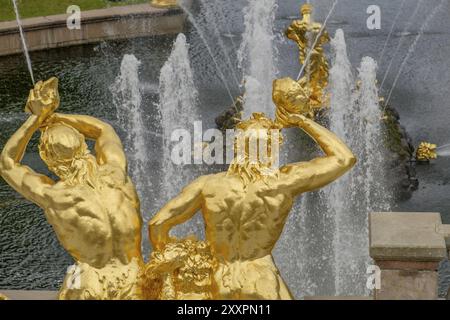 Detaillierte Ansicht der goldenen mythologischen Figuren in einem herrlichen Brunnen mit Wasserbrunnen, sankt petersburg, ostsee, russland Stockfoto