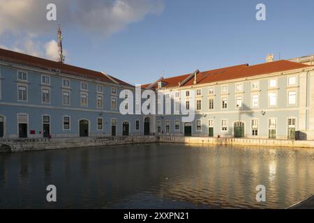 Schönes blaues Gebäude Court of Appeal in Lissabon bei Sonnenuntergang mit einem See, in Portugal Stockfoto