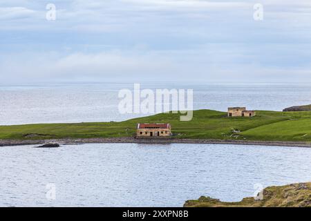 Verlassene und verlassene Bauernhäuser an der Küste Islands Stockfoto