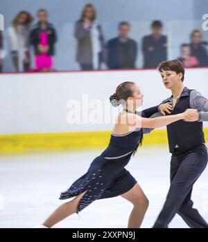 BERLIN, 11. OKTOBER: Salome Gehmlich und Samuel Steffan beim Ice Dance Test Wettbewerb am 11. Oktober 2014 in Berlin. Reicht von Stockfoto