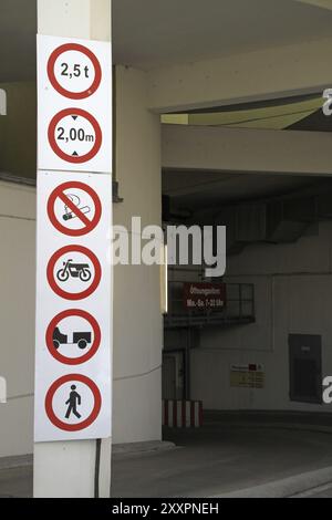 Eingang zu einem unterirdischen Parkplatz Stockfoto