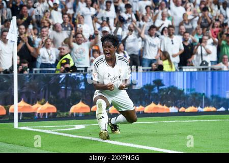 Madrid, Spanien. August 2024. Endrick von Real Madrid feiert ein Tor während des Fußballspiels La Liga zwischen Real Madrid und Real Valladolid in Madrid, Spanien, am 25. August 2024. Gustavo Valiente/Xinhua/Alamy Live News Stockfoto