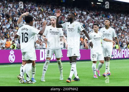 Madrid, Spanien. August 2024. Die Spieler von Real Madrid feiern ein Tor während des Fußballspiels La Liga zwischen Real Madrid und Real Valladolid in Madrid, Spanien, am 25. August 2024. Gustavo Valiente/Xinhua/Alamy Live News Stockfoto