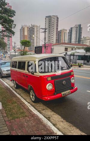 São Paulo, SP Brasilien, August 23, 2024. Ein alter Volkswagen Transporter in weiß und Rot. Sie parkten auf der Seite in den Straßen von São Paulo, Brasilien, Stockfoto