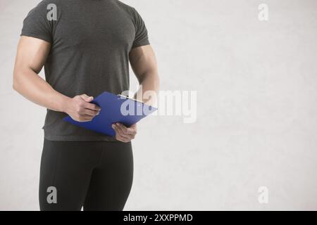 Personal Trainer, mit einem Pad in der hand Stockfoto