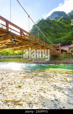 Flacher Blick von der Kappa Bashi Brücke über das klare Wasser des Flusses Azusa mit Bergen und Himmelshintergrund am Morgen in Kamikochi, N Stockfoto